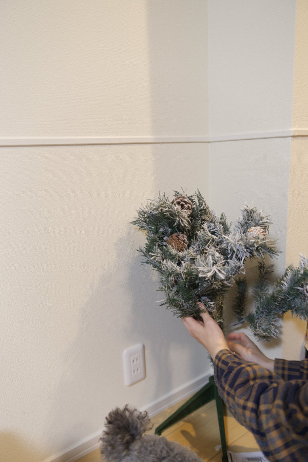 ツリーの組み立て①3つ足に差し込んでいきます