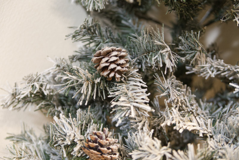 ツリーのクオリティが高い。薄く雪がかかっているように演出されている。松ぼっくりにも雪がかかっている。