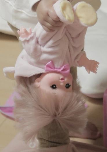 逆さまにされてるメルちゃん