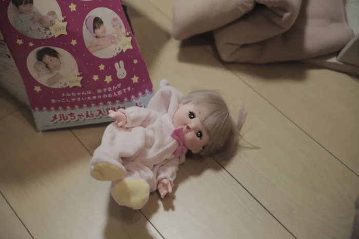 リビングに横たわるメルちゃん